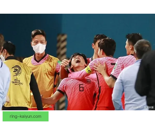 金玟哉庆祝动作的背后故事：源于对足球的热爱与团结的象征，值得关注