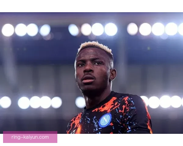 奥斯梅恩持续提升竞技状态，体现出顽强奋斗精神与不屈经历坚持与成长。