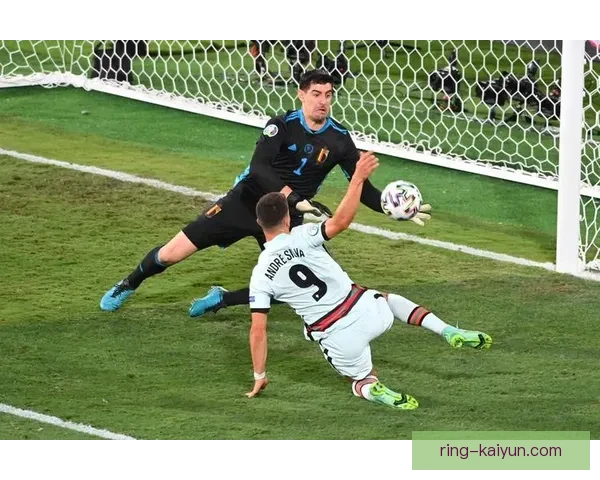 库尔图瓦最近门线解围表现稳健，展现出强大的守门能力。